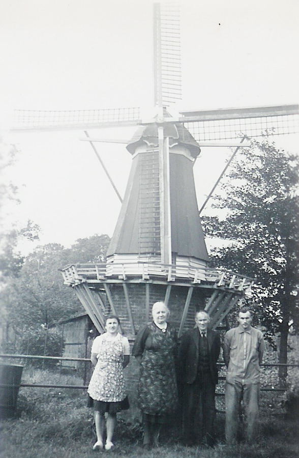 De familie Kelderman, omstreeks 1945. Rechts J.Kelderman, links zijn zus en hun ouders in het midden